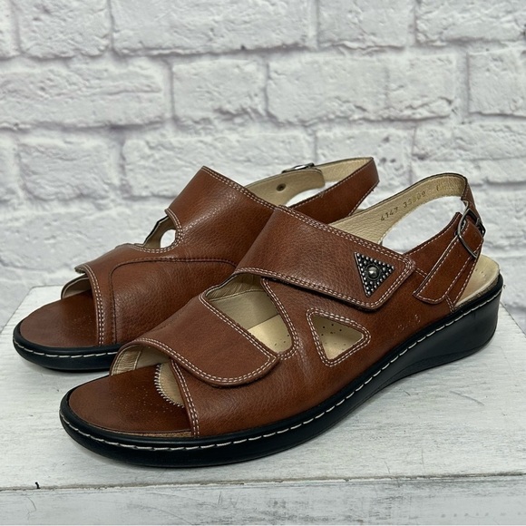 Fidelio Women's Hallux Fabia Bunion Relief Adjustable Sandal - Picture 5 of 16